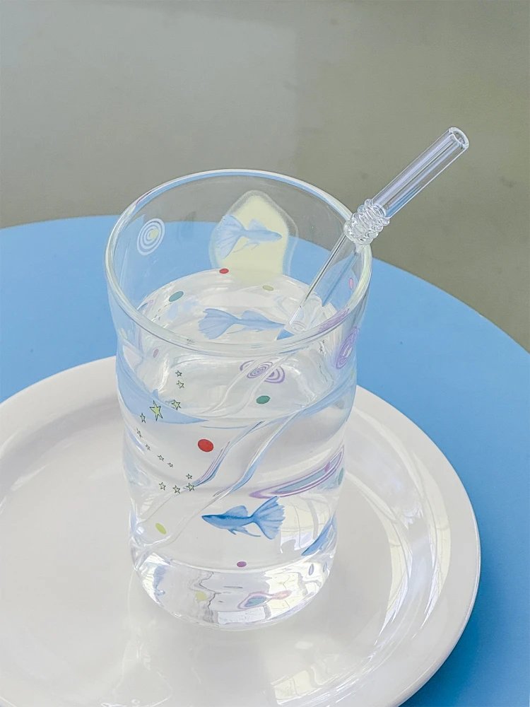 ガラスティーカップをどう選ぶ？自由の魚デザインが人気の理由と、おしゃれなカフェで使えるリアルな使い方
