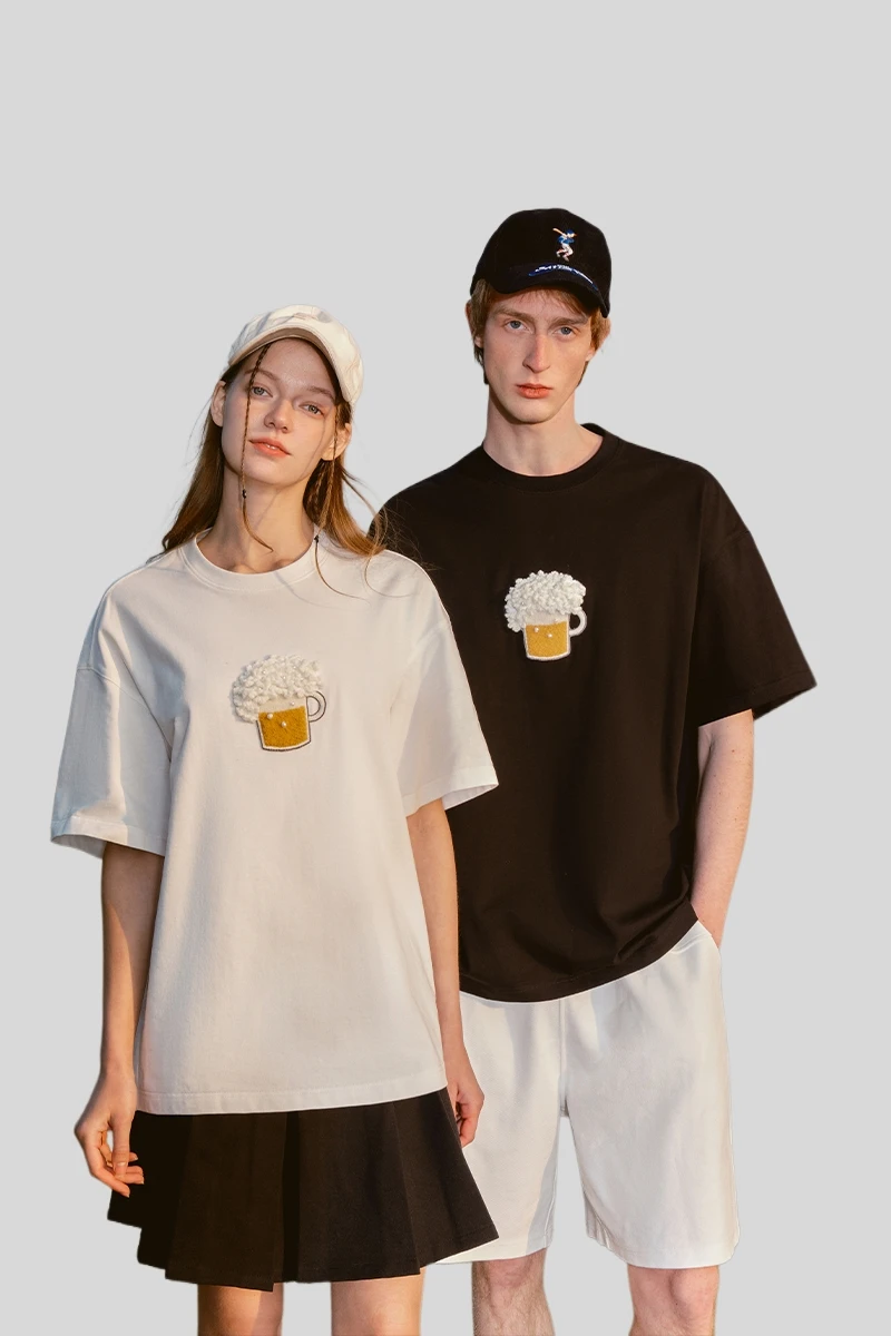 立体的なフック刺繍デザインの短袖Tシャツ【ユニセックス・フィット・カジュアル】
