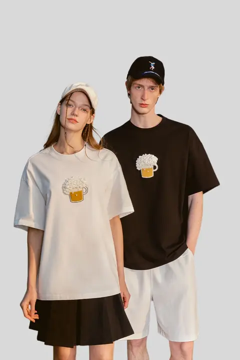 立体的なフック刺繍デザインの短袖Tシャツ【ユニセックス・フィット・カジュアル】