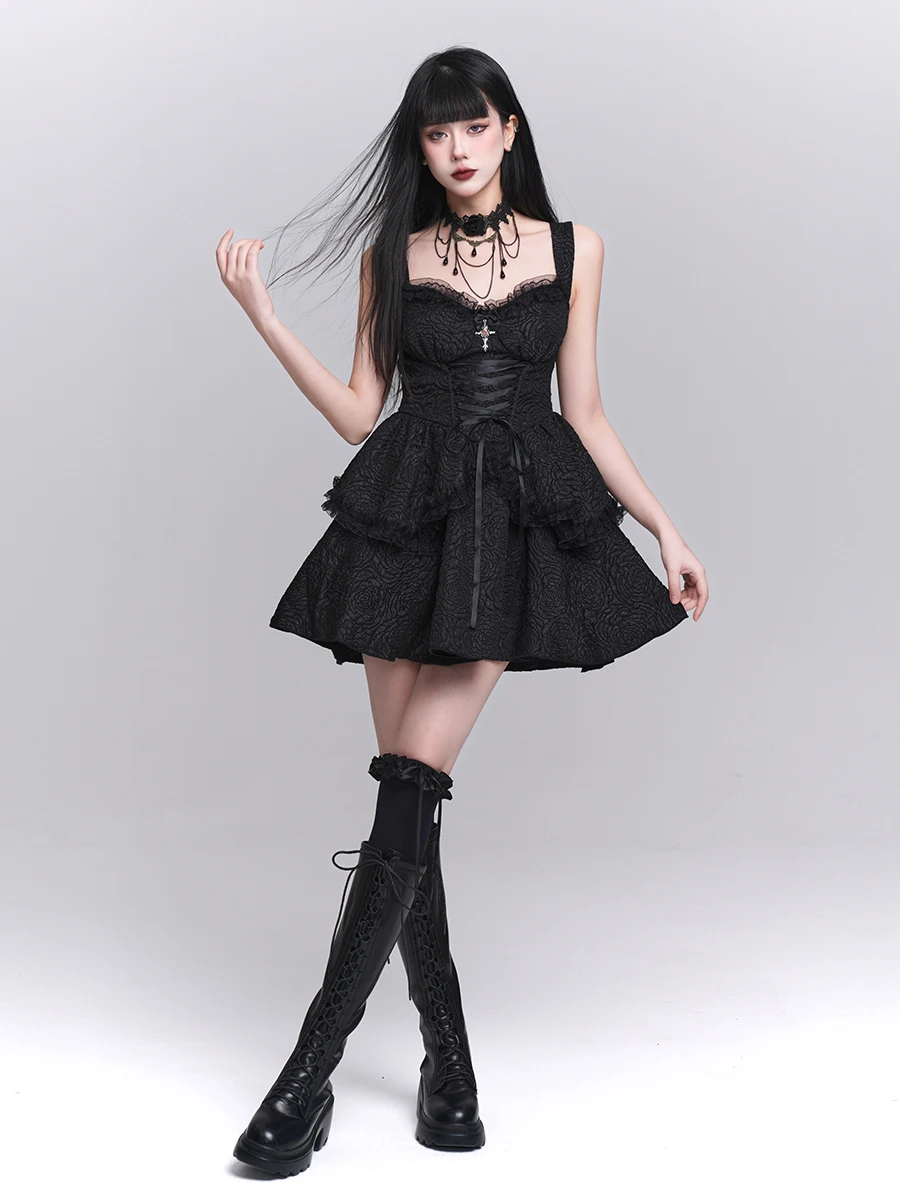 ゴスロリスタイルの黒いキャミソールワンピース【個性的・ハロウィン用・フレアスカート】