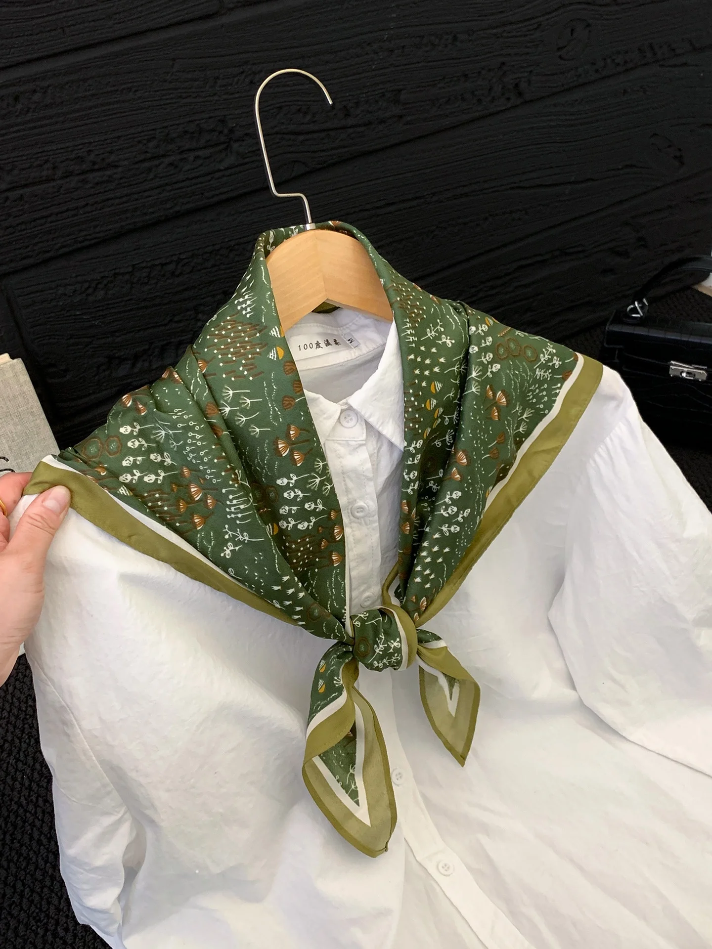 レトロな雰囲気の三角巾ショール：春夏に最適なファッションアイテムの使い方と特性
