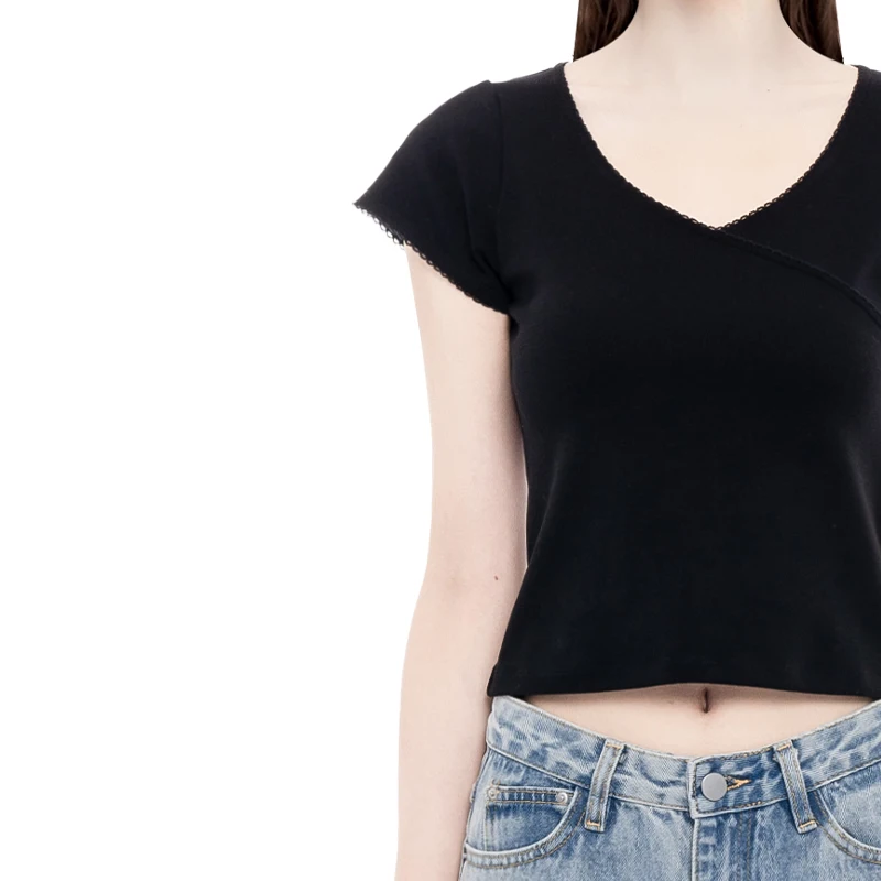 フラワーレースデザインの短袖Tシャツ：20代女性の日常ファッションに最適なトレンドアイテム
