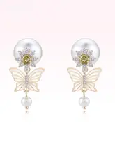 春の花と水をテーマにした水晶バタフライとパールのピアス【高級感あるデザイン】
