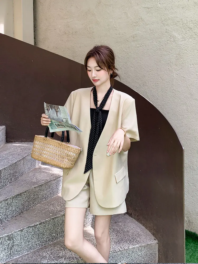 カーキ色ドット柄スカーフ付きスーツ：春夏向け小柄女性向  けの着こなしガイド