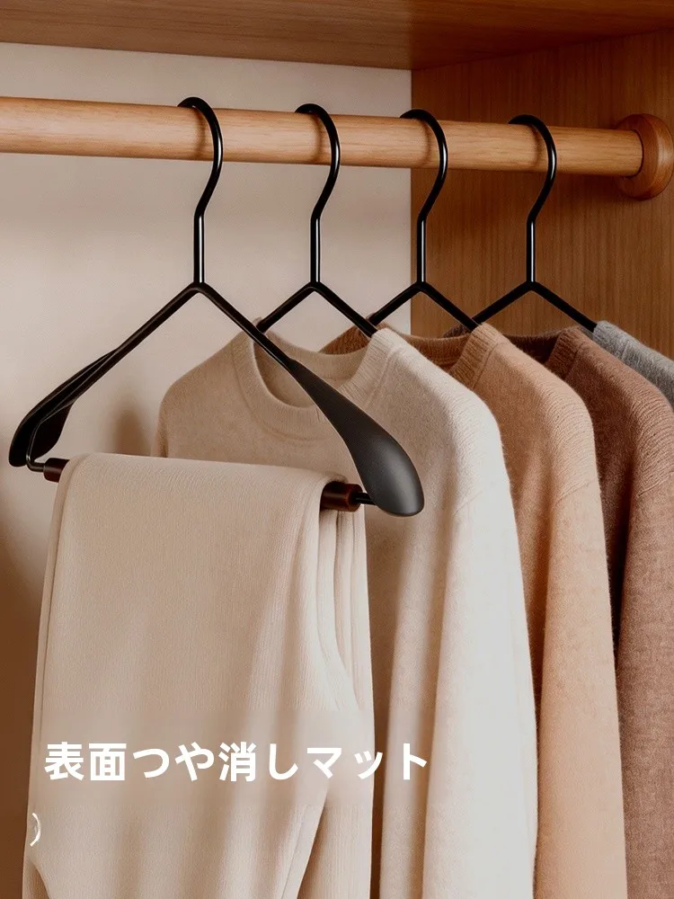 高級感のある天然木製ワイドショルダーアイアンハンガー：ウォーキングクローゼットのインテリアデザインに最適な選択肢