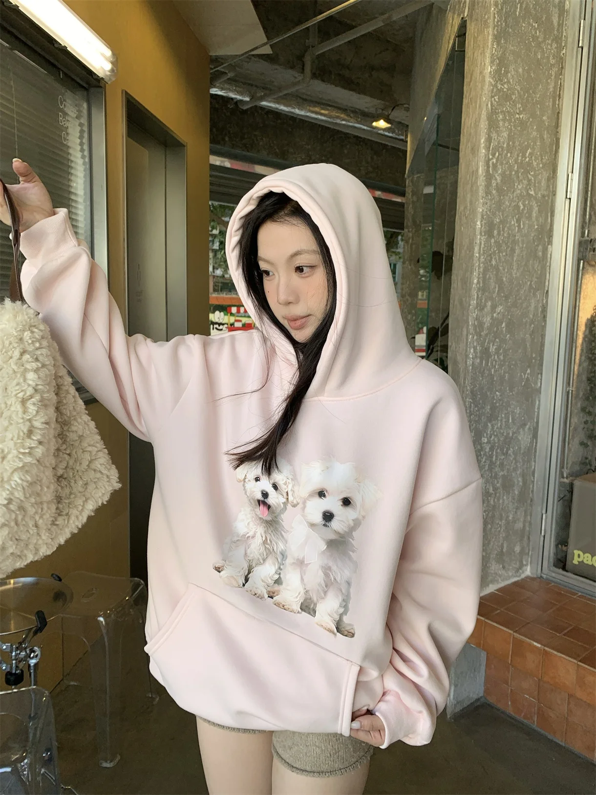 犬プリントのフード付きパーカー：秋冬に最適なルーズフィットデザインの実用性解析