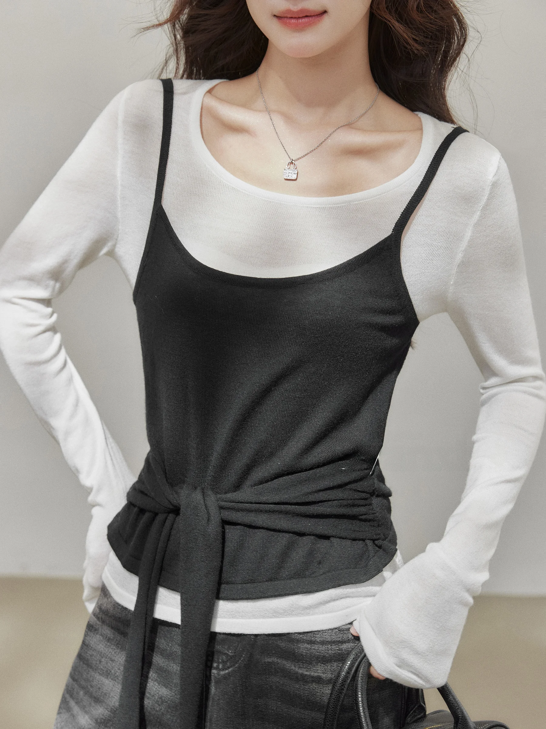 通勤の秋に重ね着をどう選ぶ？感のある長袖Tシャツが解決するシンプルきれいめコーデの悩み