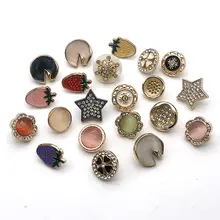 ファッショナブルなパールボタンのシャツ【白い花柄・金属ボタン】