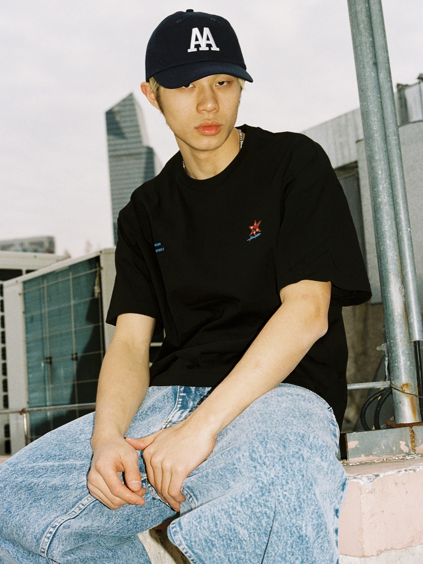 夏のメンズTシャツで迷うなら、赤い星柄が救う理由は？