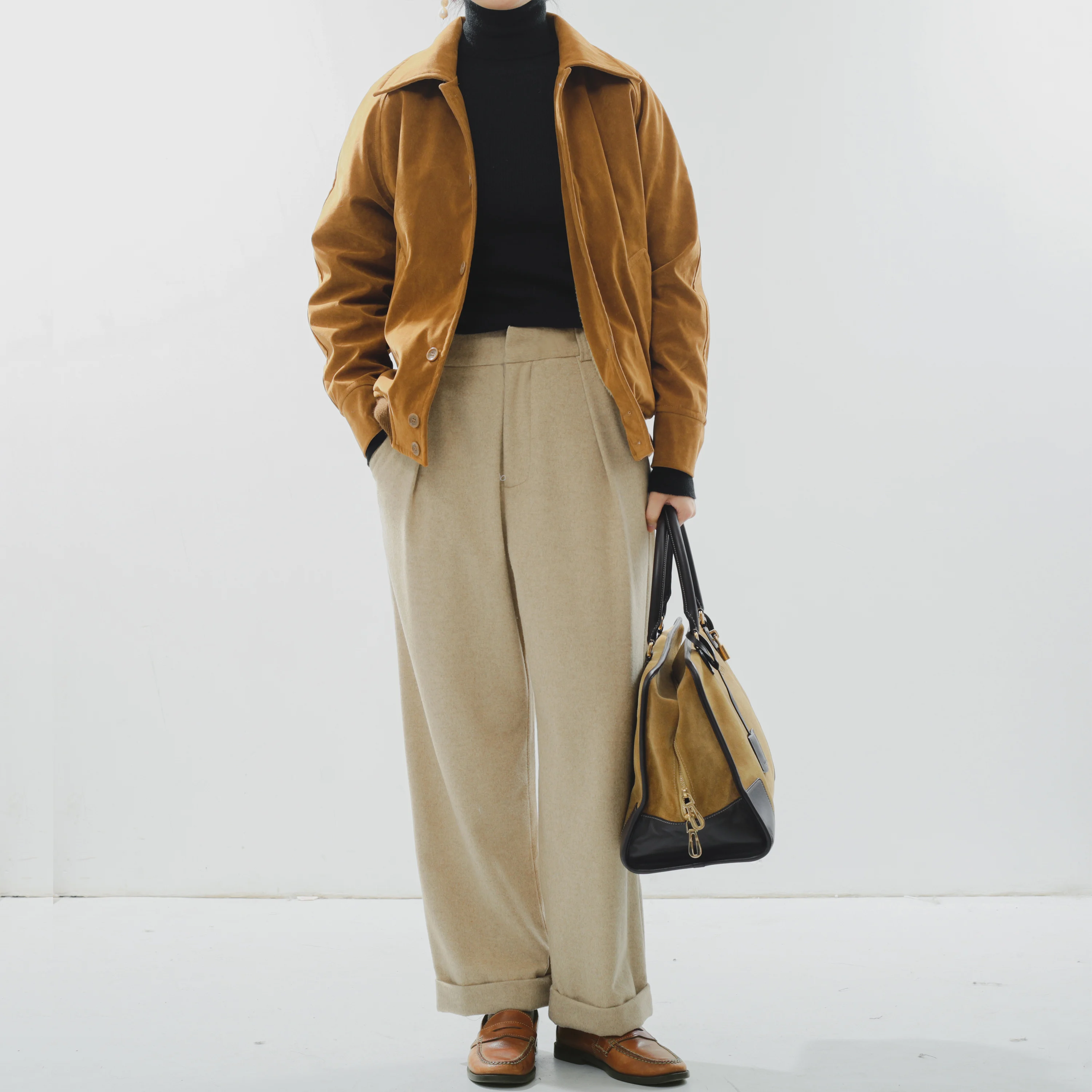 「カーキ色のテーラードパンツ」を選ぶべきタイミングは？