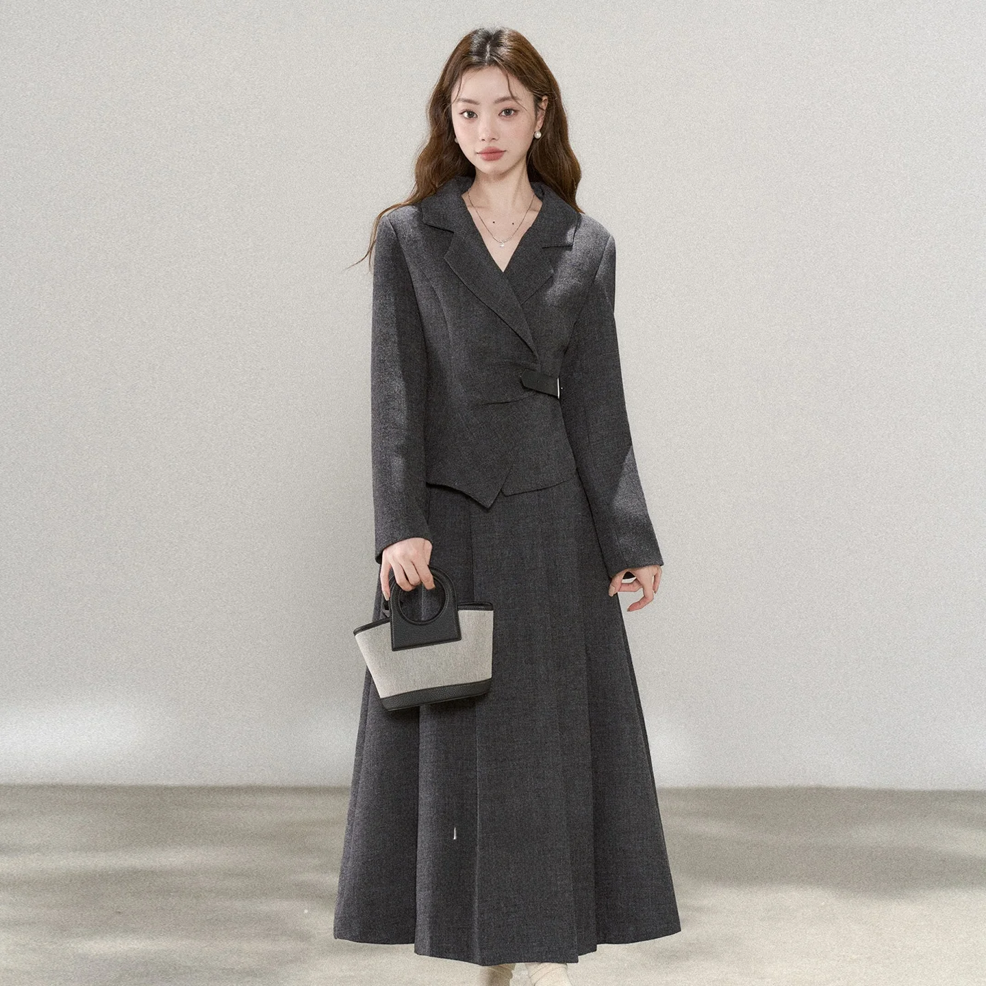 明日の服装を大阪で決めるには？通勤風のジャケットとスカートセットが解決する3つの理由