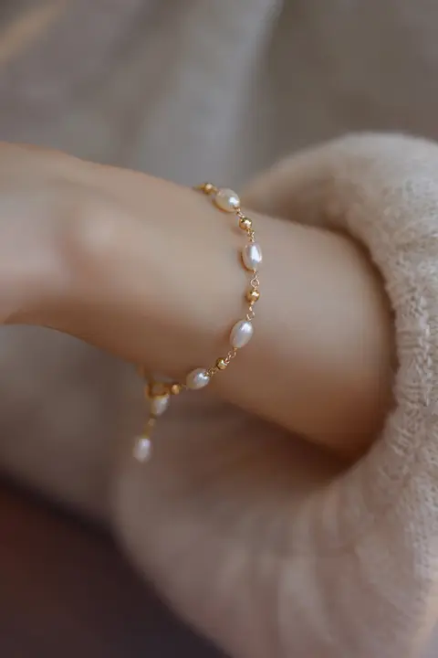 14Kゴールドフィルド 淡水パールとゴールドビーズのブレスレット【華やかなデザイン・通勤用】