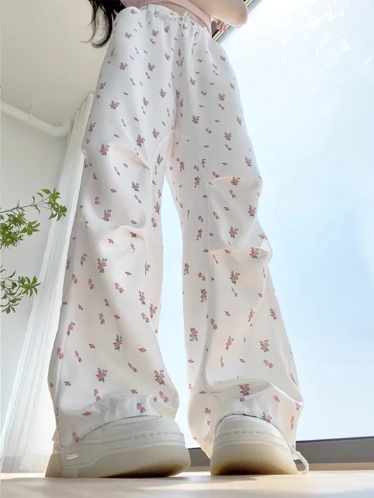ゆったりパンツコーデに悩むあなたへ：白色フラワープリントのワークパンツは、本当に「ガーリー」に見えるのか？