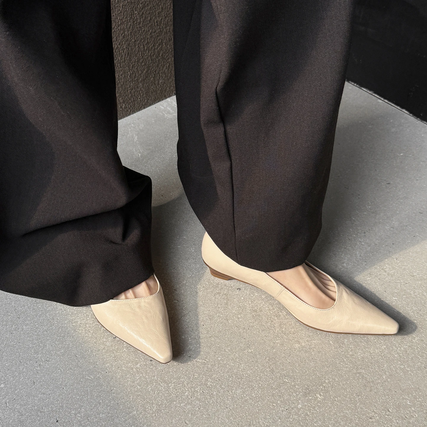 グレーのパンツに合う靴は、本当に色が決まらない？