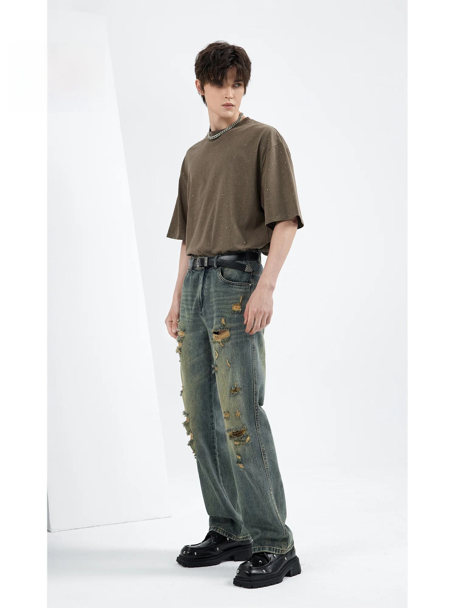 かっこいいジーンズの色落ちは避けられる？ウォッシュブルーのダメージデニムパンツが解決する理由