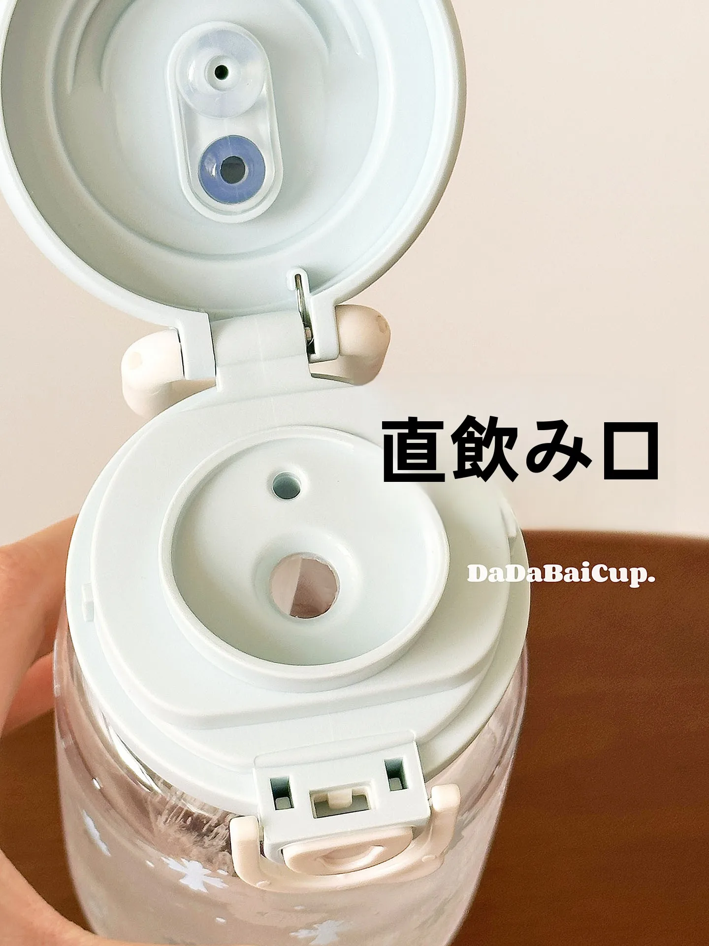 可愛いドット柄のプラスチック水筒：子供向け大容量モデルの実用性と使い勝手