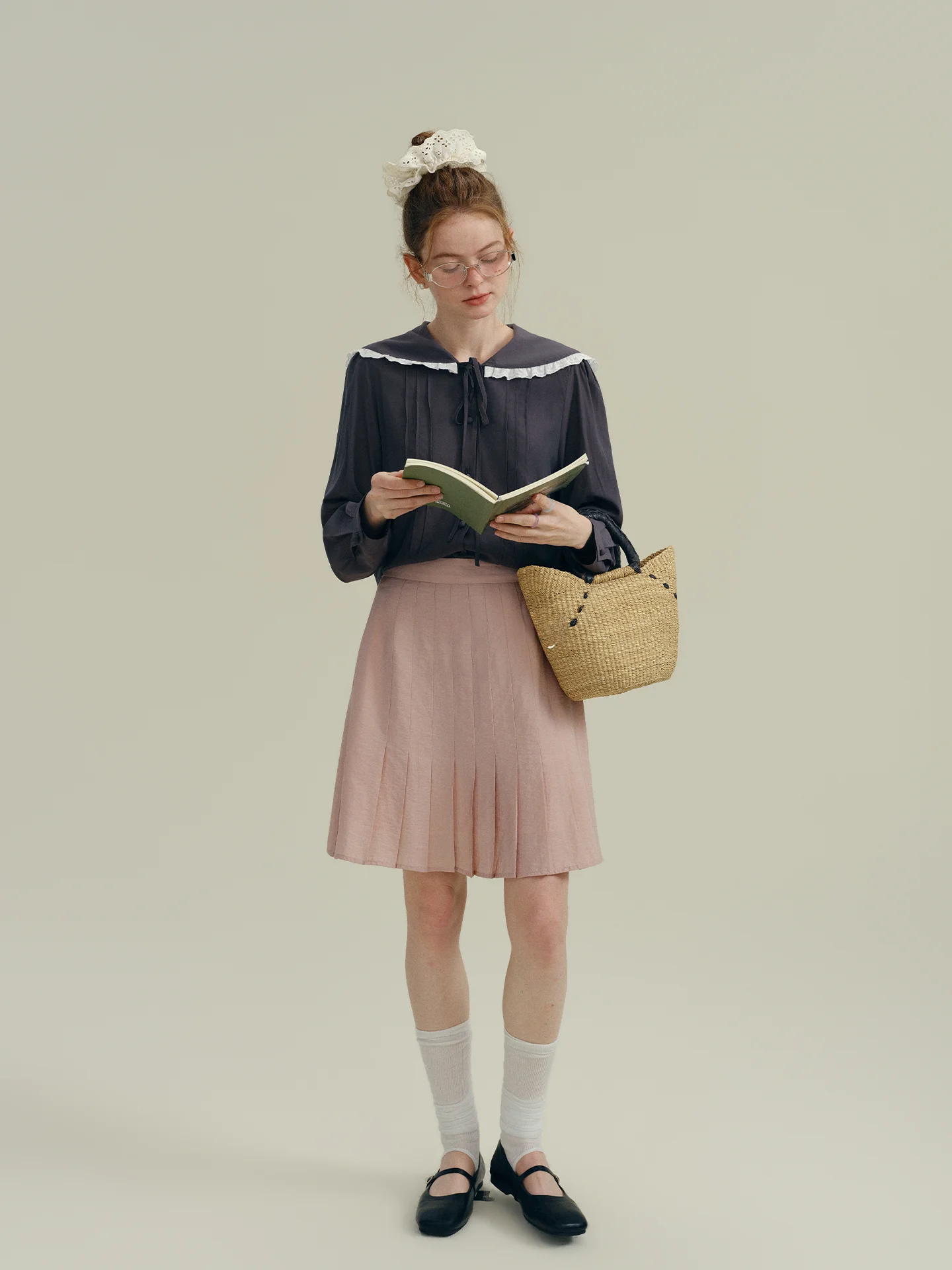 グレーのレース付きネイビーカラーシャツ：10月オフィスカジュアルのシンプルでカジュアルなスタイル選定ガイド