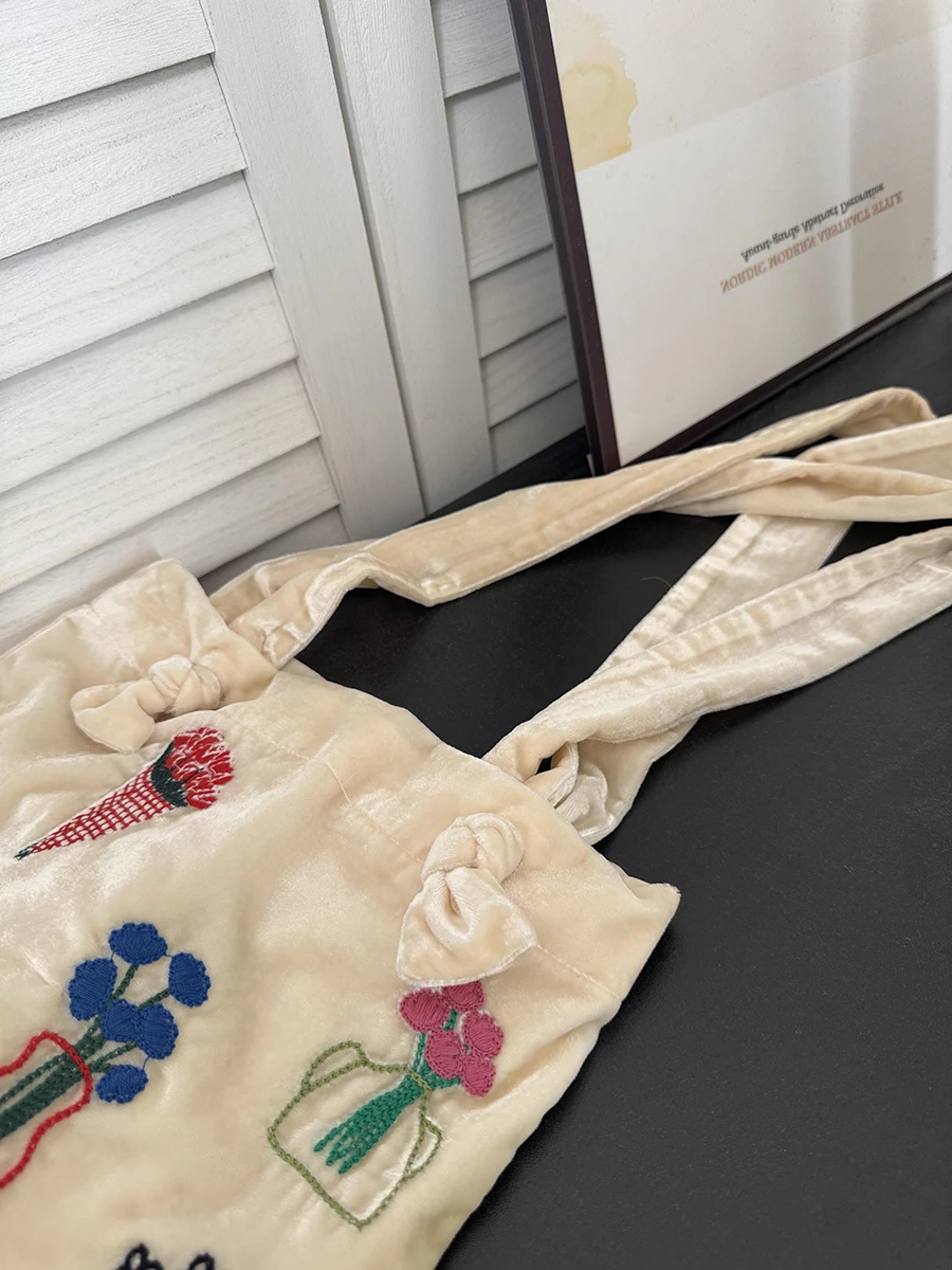 ショルダー トート どうやって選びますか？刺繍の花が心を癒す、ベロア小型ショルダーバッグの選び方