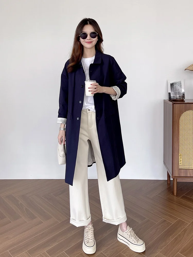 大人可愛い服 50代コーデ | ダークブルートレンチコートで気分転換する3つのステップ