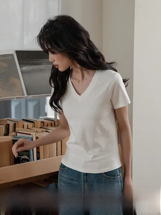 シンプルな白のVネック短袖Tシャツ【女性用・スリムフィット・ユニークデザイン】