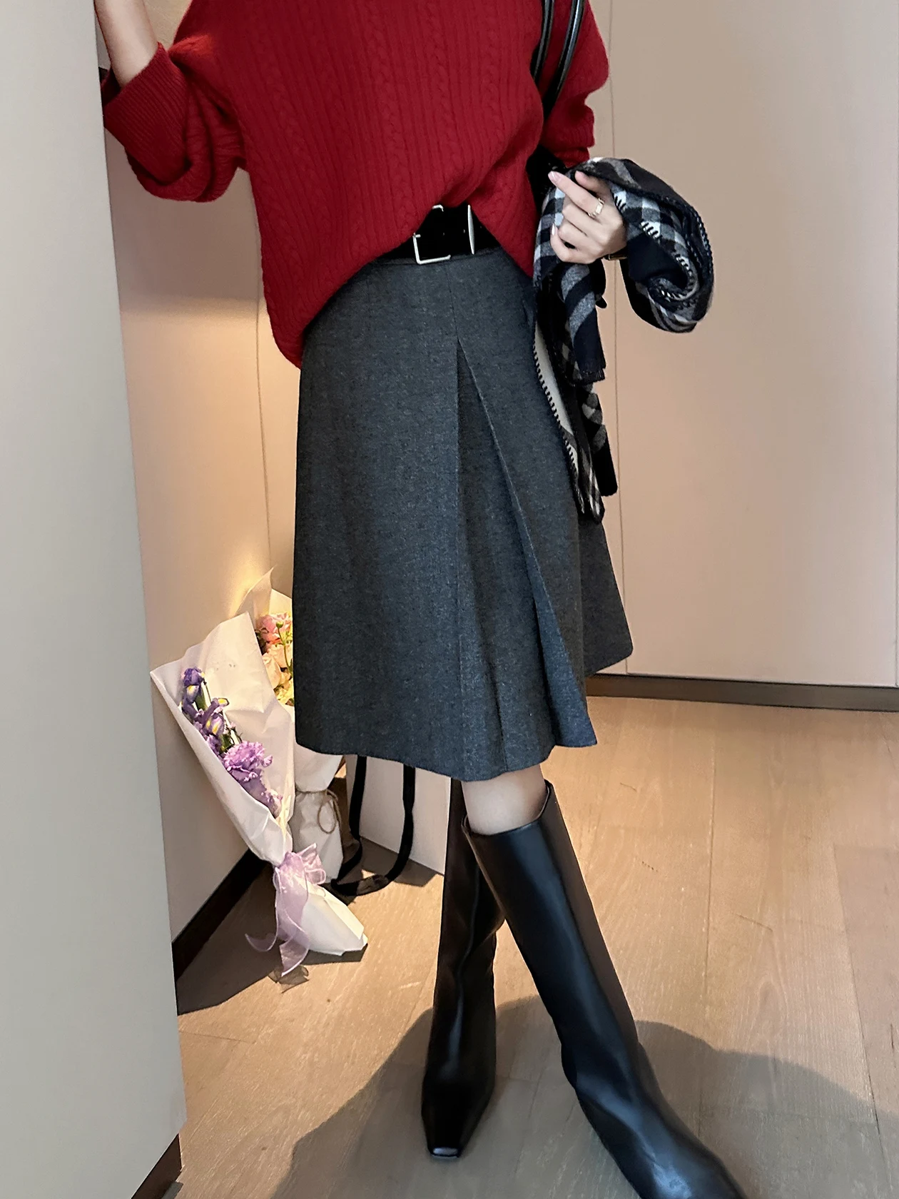 30代男性が好きな女性の冬の着こなしは、このグレーのプリーツウールスカートから始まる？