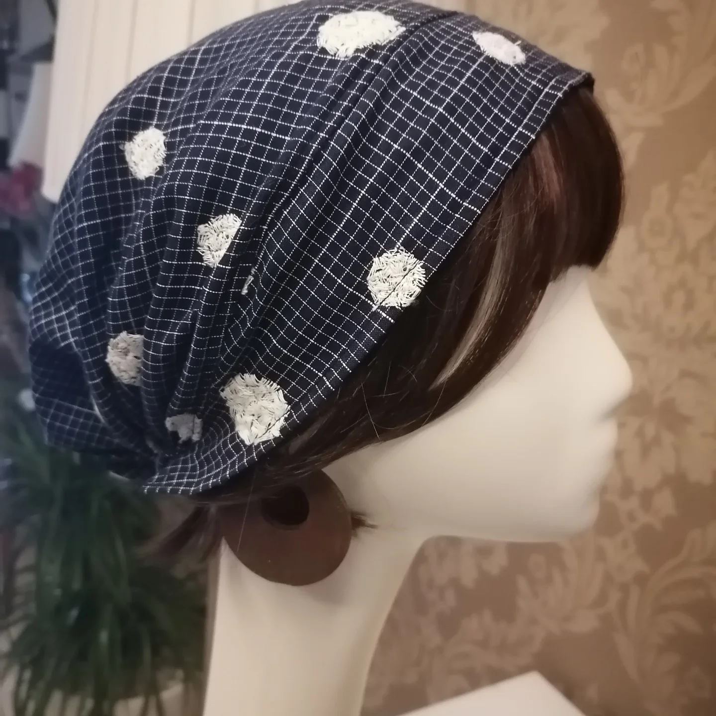 手刺繍のポンポンデザインビンテージ女性帽子：春夏ファッションに最適な個性的な包頭帽