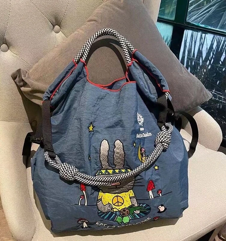 刺繍デザインのナイロンエコバッグ【大容量・ショルダーバッグ・女性用・ボールチェーン付き】