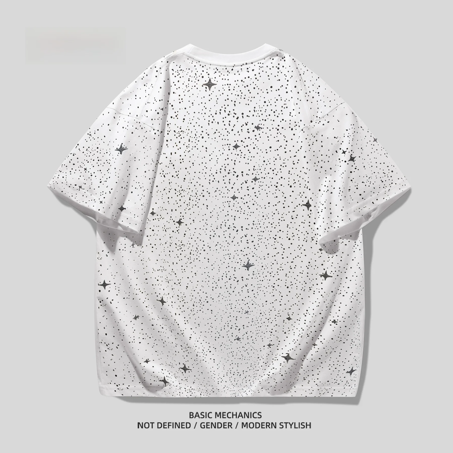 アートペイントグラフィックTシャツ：ワンポイント刺繍で表現する青春流行の夏のスタイル