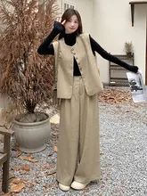 カーキ色のノースリーブベストとワイドパンツのコーディネート（セットアップ対応）