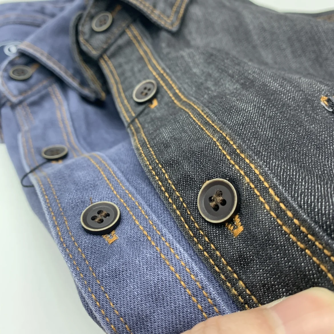 「重水洗加工のコットンデニムシャツ」は、日常のどこに置くべき？