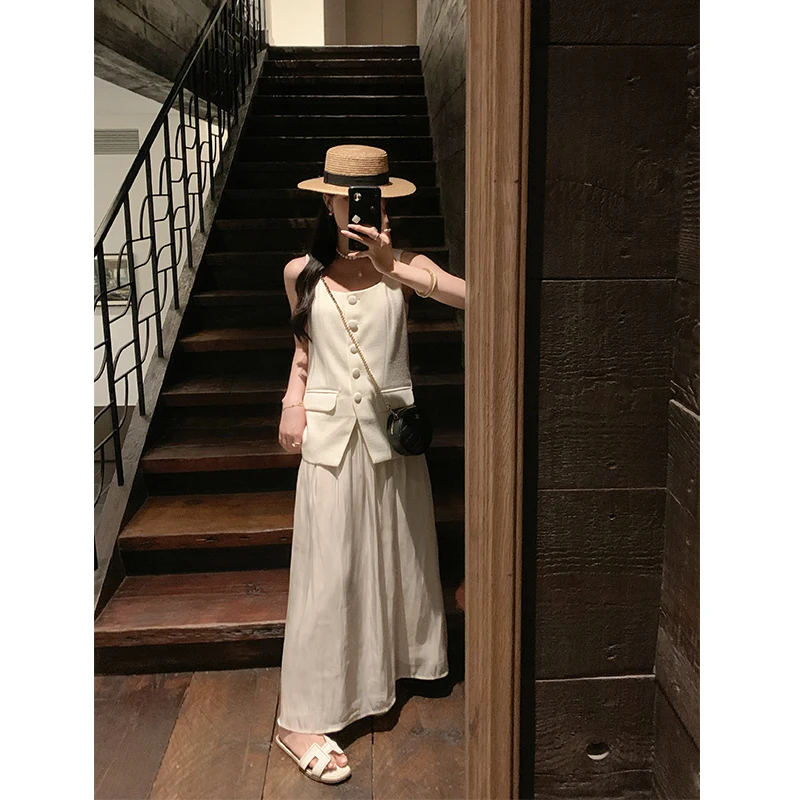 40代の女性が夏のクラシックコンサートに着るべき衣装は？白色無袖スーツベストが解決するリアルな悩み