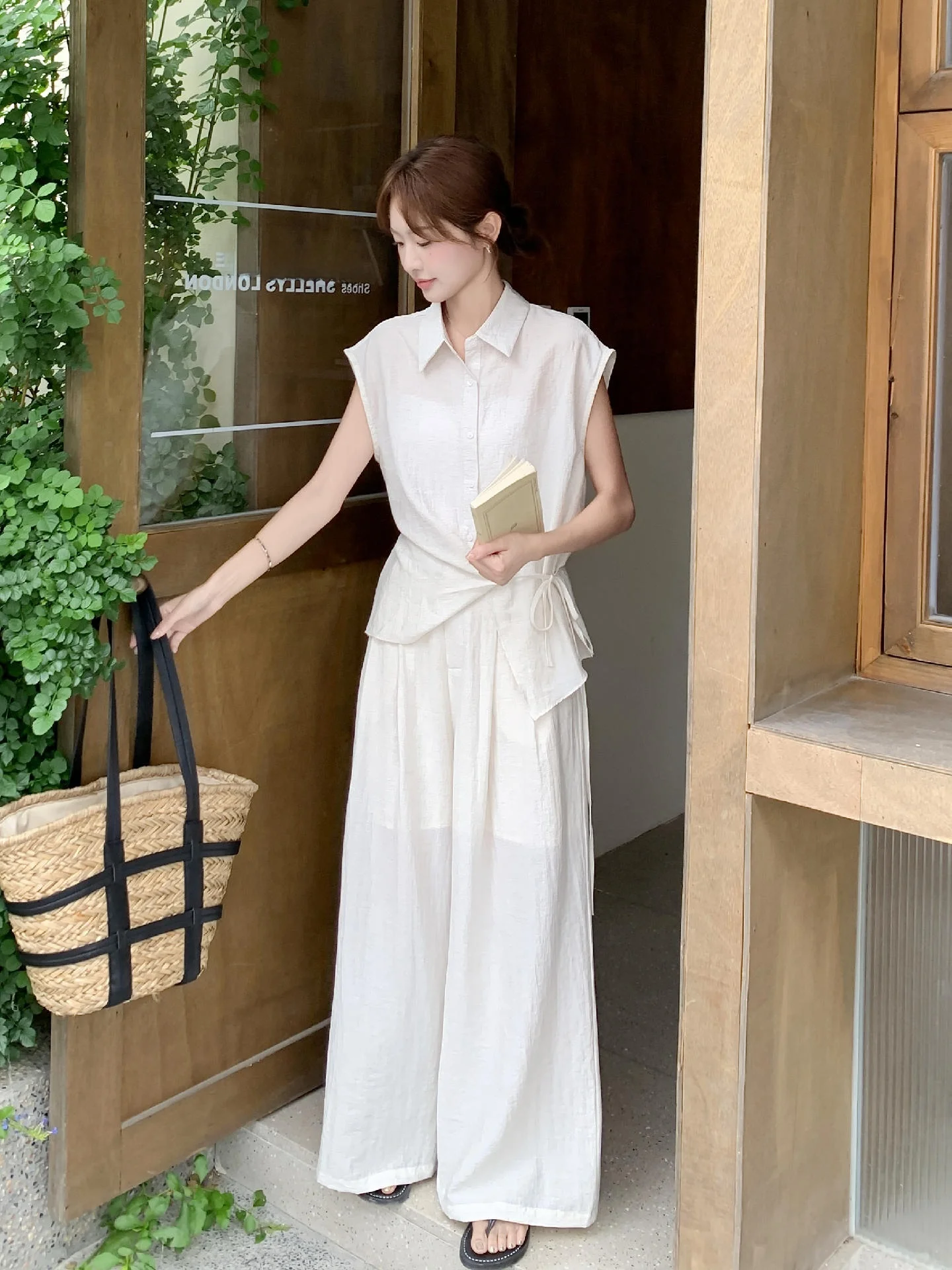 ベージュパンツと白シャツの組み合わせで失敗しない着こなしは？