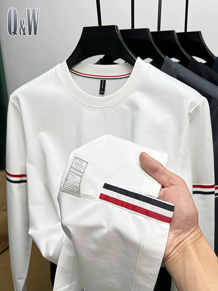 長めのTシャツをどう選ぶ？Q＆Wの長袖Tシャツが解決する、通勤と日常の悩み
