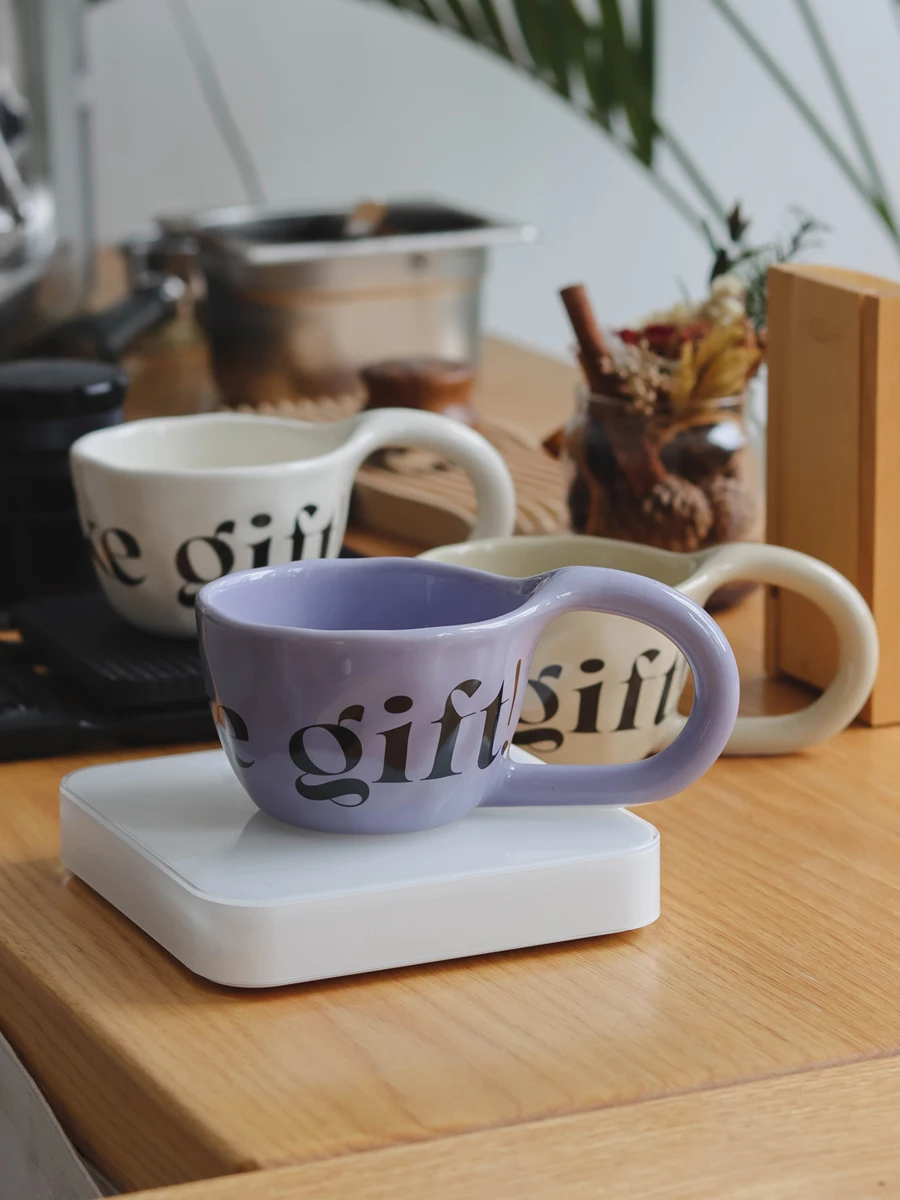 ユニークなデザインの陶器製コーヒーカップ：ネーム入り・インスタ風・350mlの実用性と使い勝手