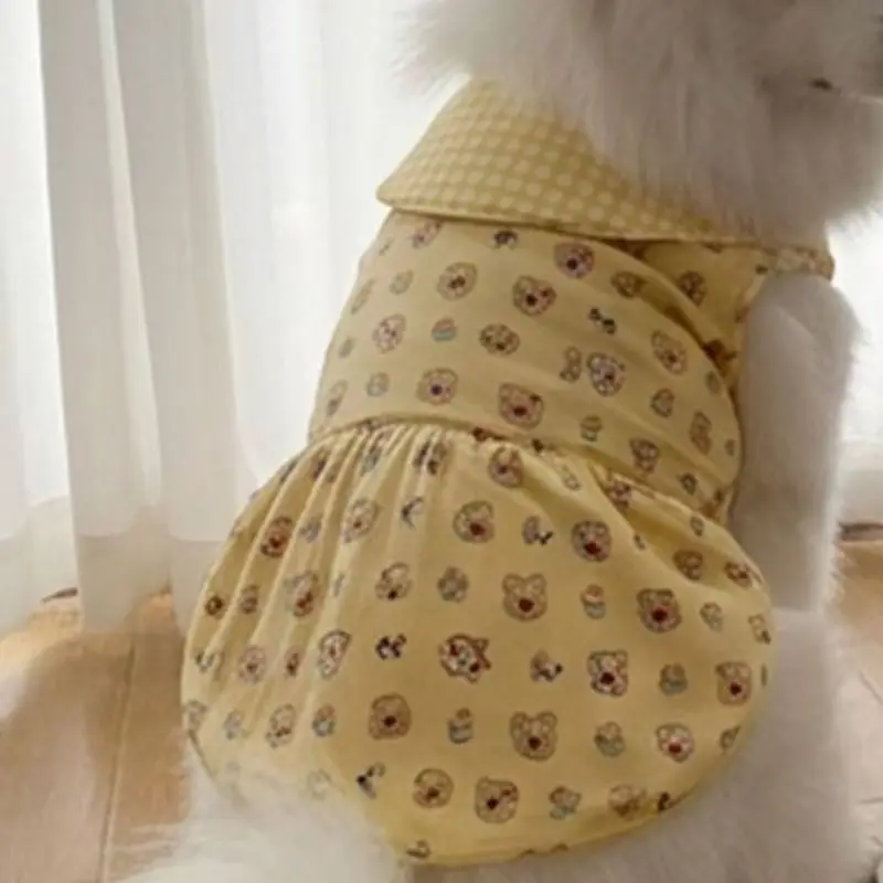 可愛いデザインの犬用ドレス：フリル付き格子柄が四季に適する日常スタイル
