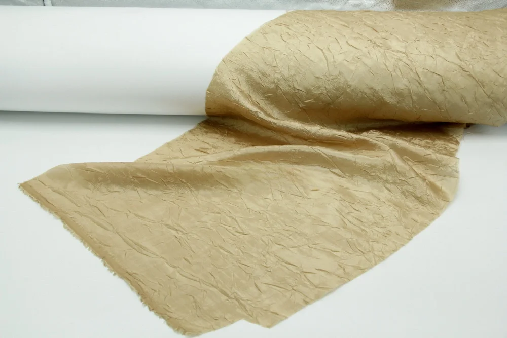 デザイン性のある光沢のある半透明シャンパンゴールドの不規則なテクスチャーのシフォン生地【DIY用】とは