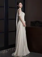 シンプルな白のサテン製ウェディングドレス【オフショルダー・高級感・ヴィンテージ風デザイン】