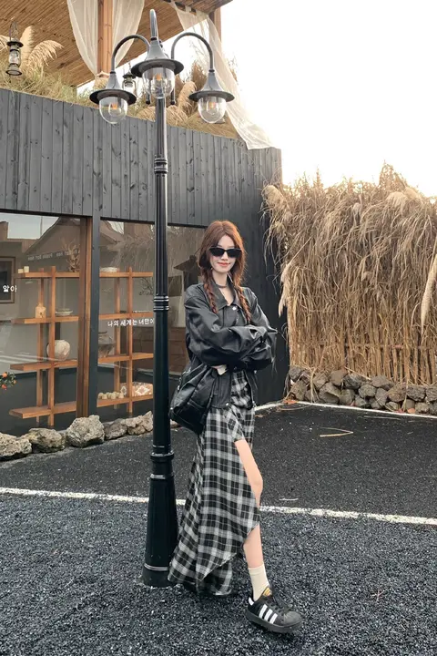 大人の魅力を引き立てる黒いレディースジャケット【長袖・レザー・春秋用】と不規則なチェック柄スカート（セットアップ対応）