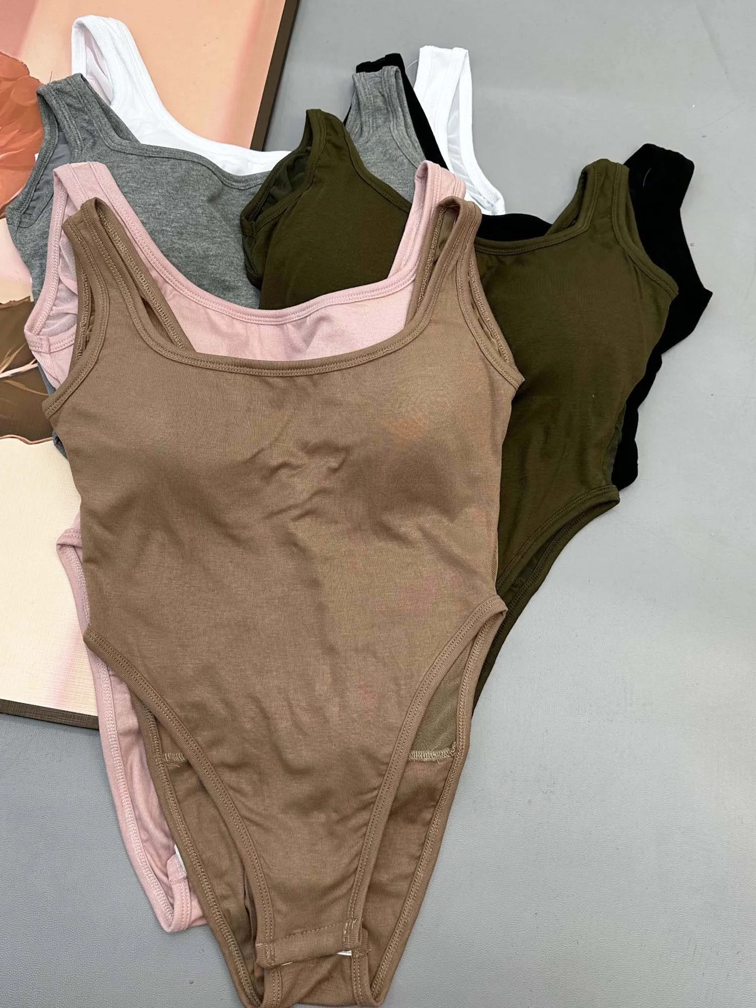 オーバーオール 巨乳に合うアイテムは？シンプルなコットンリブキャミソールが実は最強の選択肢