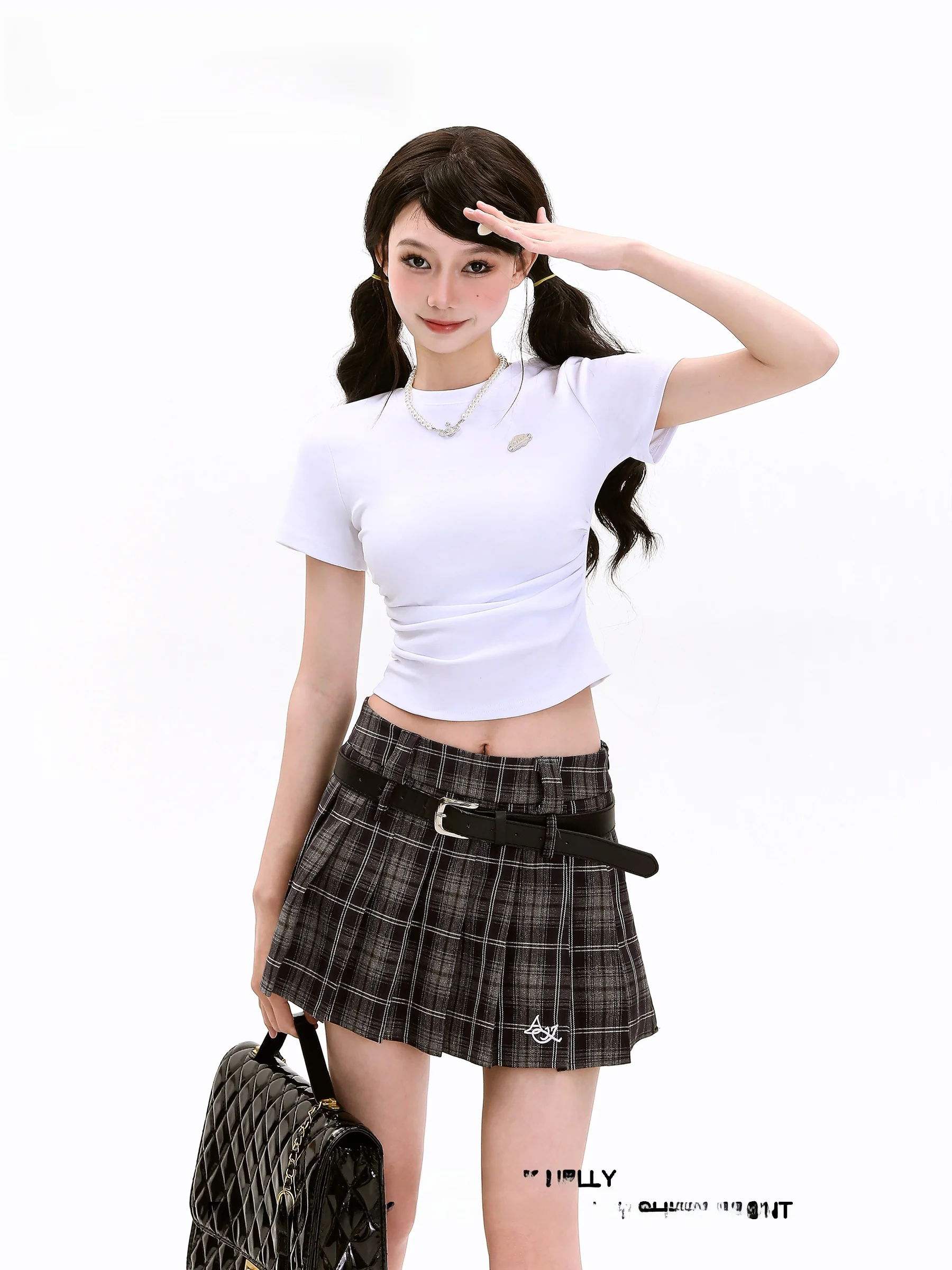 大人可愛い服 40代コーデの秘密アイテム｜ウエストリボンTシャツの着こなし術