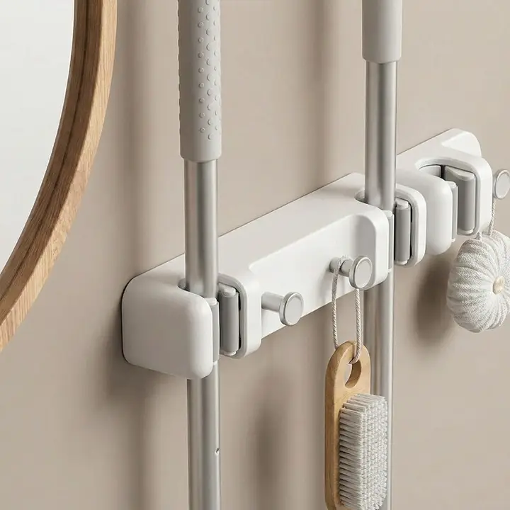 シンプルな壁掛け掃除道具収納ホルダー【穴あけ不要・バスルーム用】