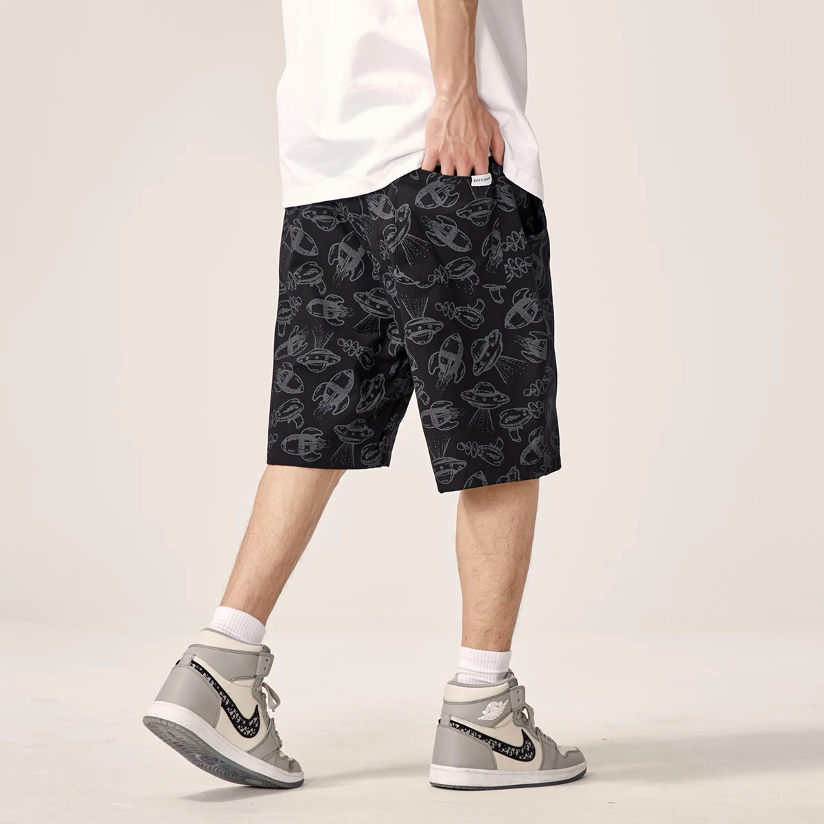 40代の夏にぴったり？黒短パンコーデの選び方と、宇宙船プリントショートパンツの本当の魅力とは