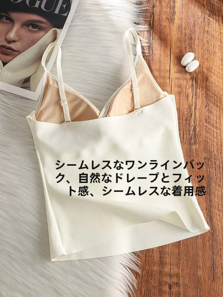 サテン素材のVネックセクシーキャミソール：薄手でフィット感のある胸元サポートスタイル
