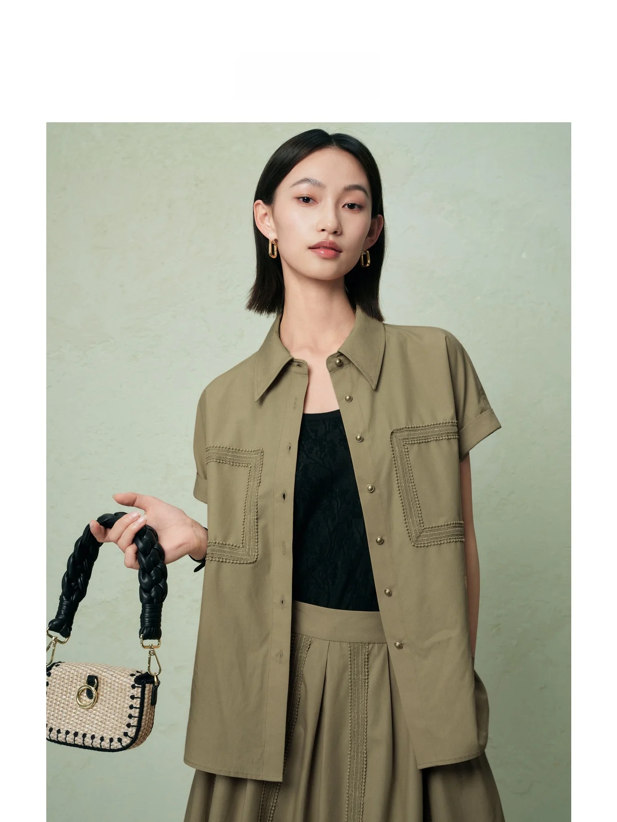 女性服 ブランド で旬のデザインを選ぶなら、この文芸的なヴィンテージ風セットアップがおすすめ？