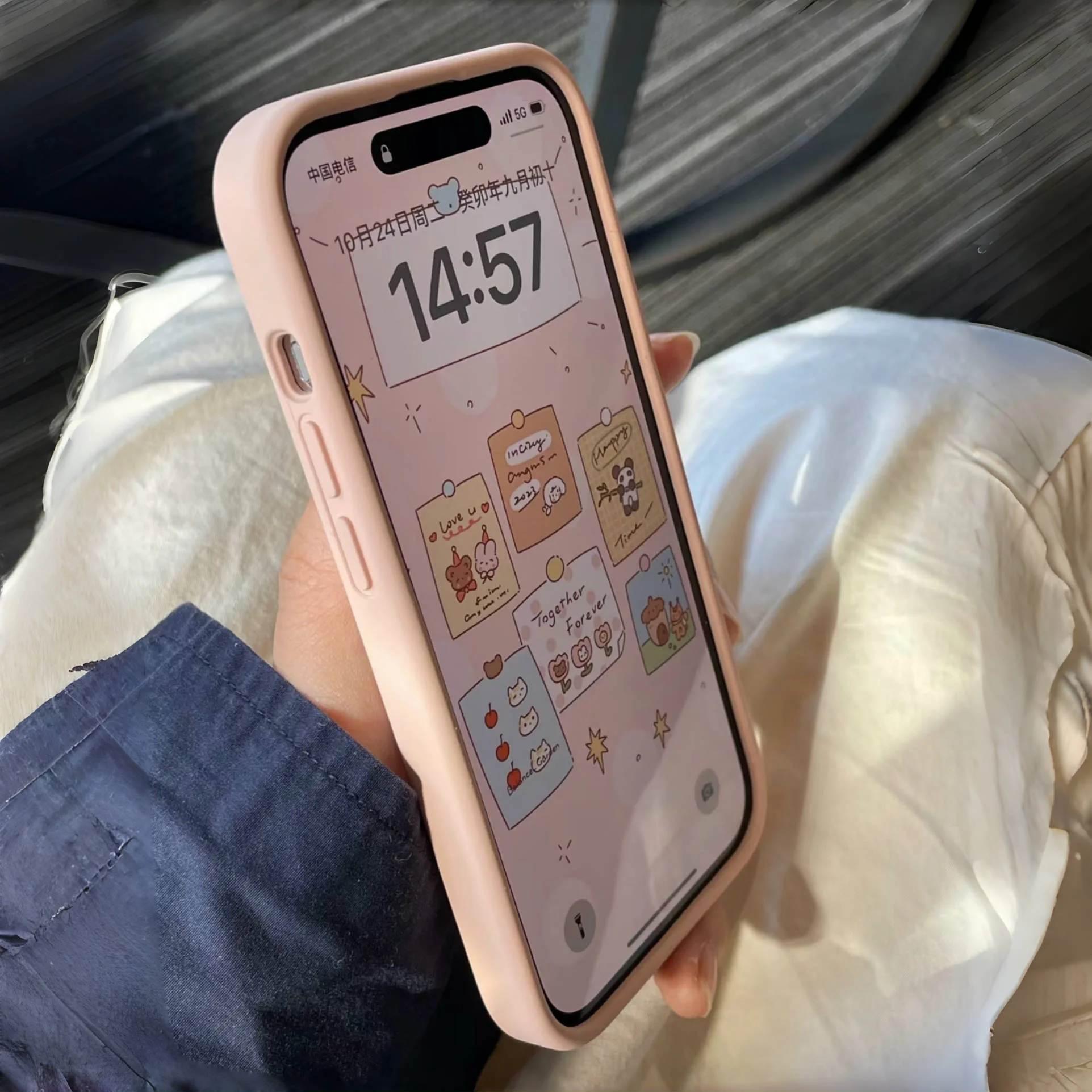 スマホケースがベタベタしないでいられるコツは？実は「液状シリコン」の力が鍵！