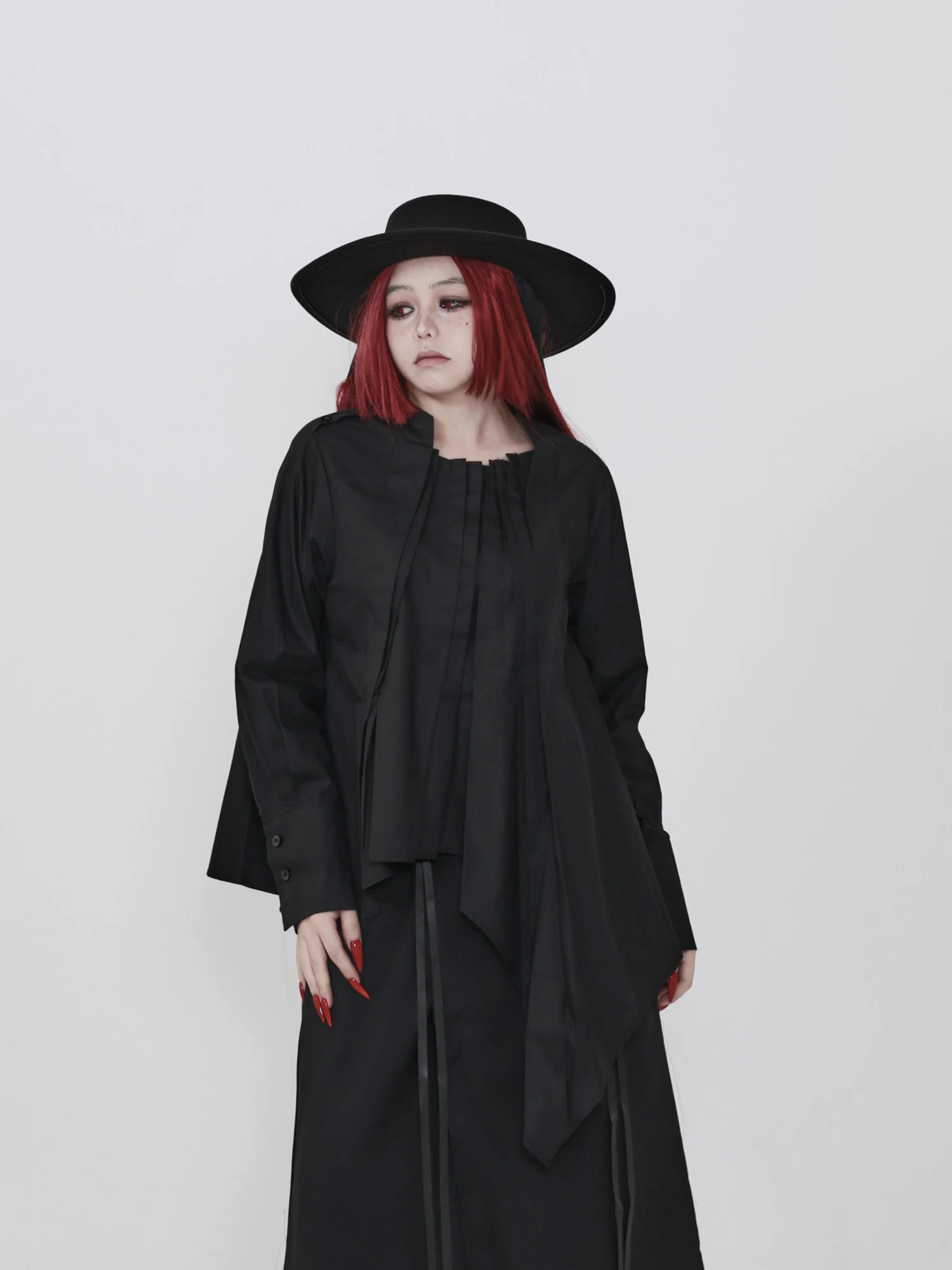 黒のカッターシャツをどう選ぶ？不均一プリーツが演出する、暗黒風のシルエットに出会う瞬間