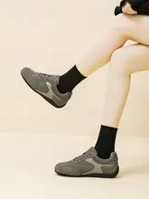 グレーのトレーニングシューズ【女性用・ランニング・柔らかいソール・カジュアル】