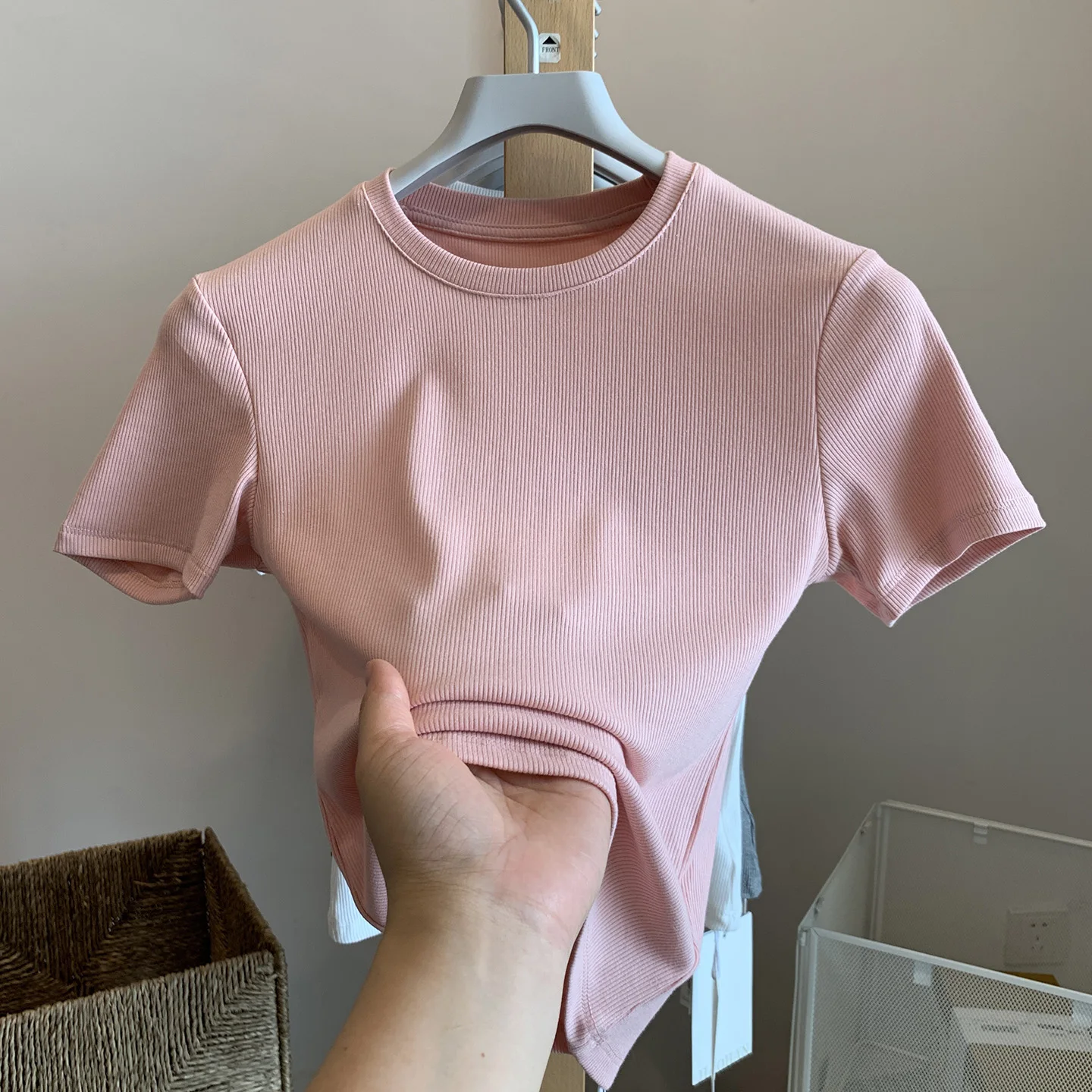 リブ編みラウンドネックショートスリーブTシャツの素材と通気性は？