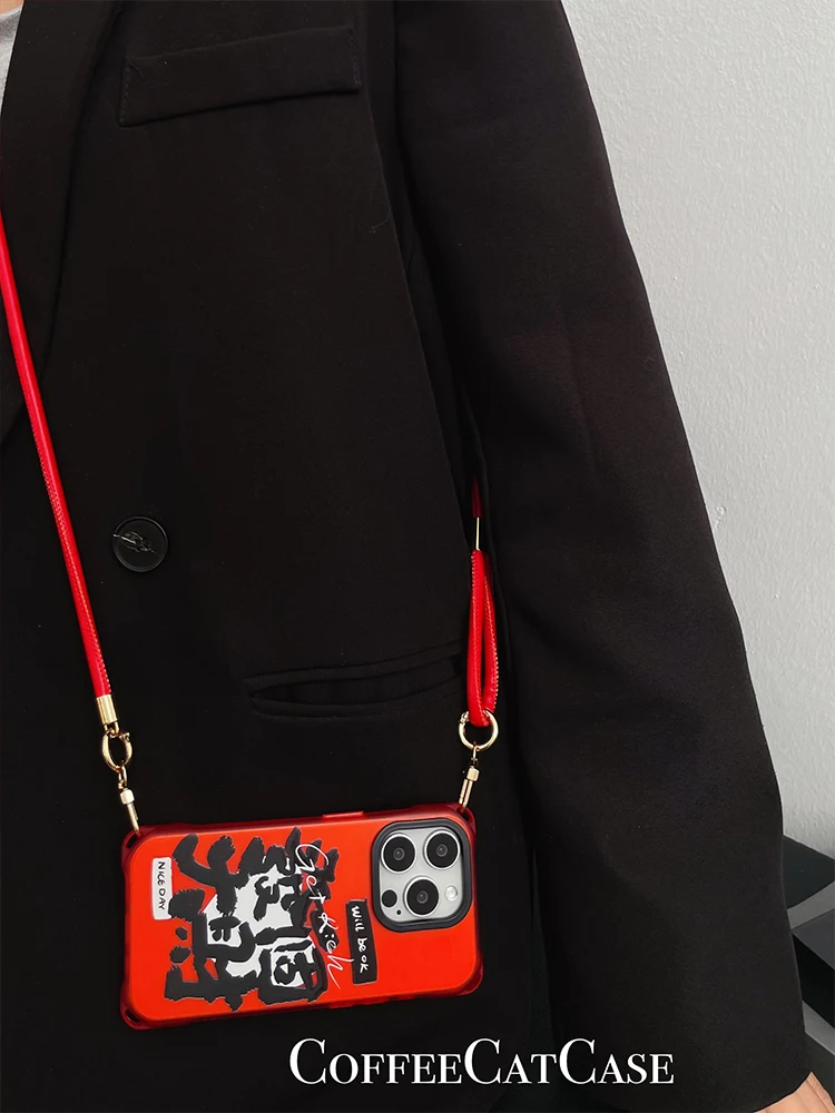 赤いアイフォンに合うケースは、本当に色が合うの？透け感とストラップが決めるスタイルの秘密