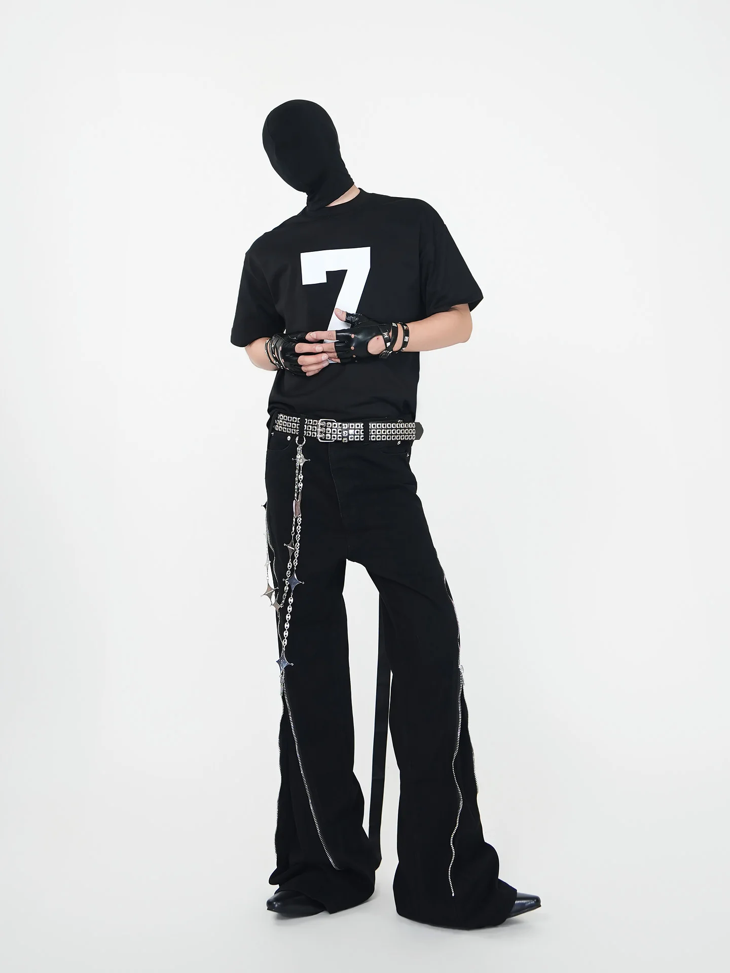 白Tシャツを選ぶべきか？それとも黒Tシャツがいいの？夏のファッションで迷ったらこの1点を押さえて